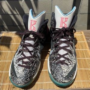 Nike, Hyperdunk Pe Kyrie Irving Notebook, Mens size 13